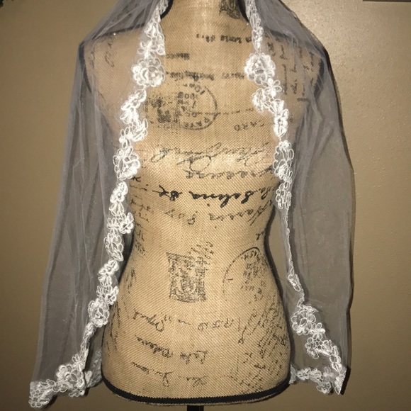 New Beautiful fingertip length veil lace edged